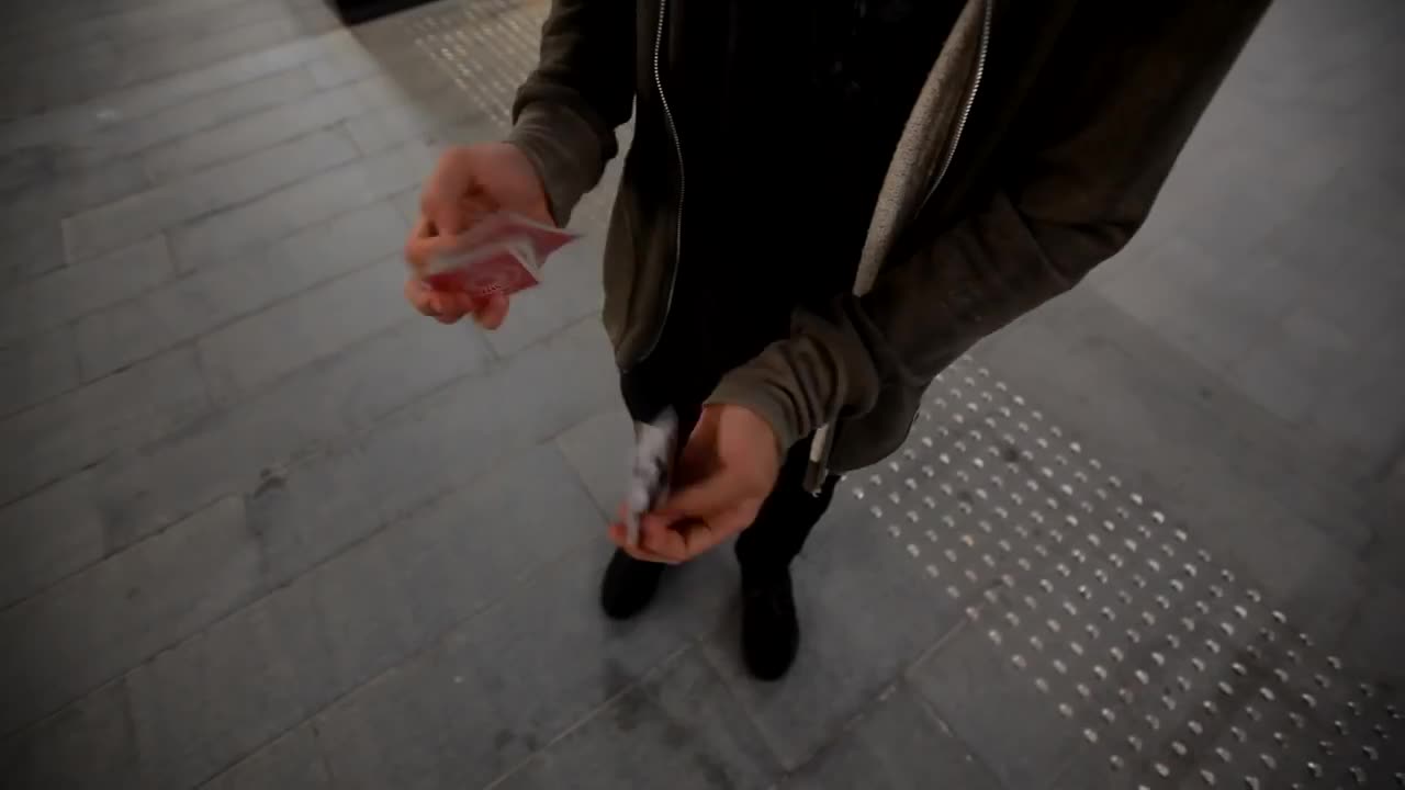 Talented Magician Shows Off Amazing Card Trick Moves