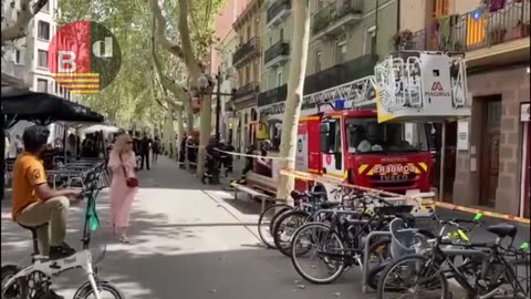 Se derrumba la escalera interior de un edificio de la rambla del Poblenou