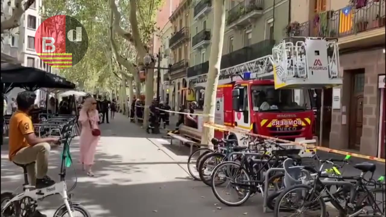 Se derrumba la escalera interior de un edificio de la rambla del Poblenou