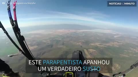 Parapentista perde o controle em pleno voo