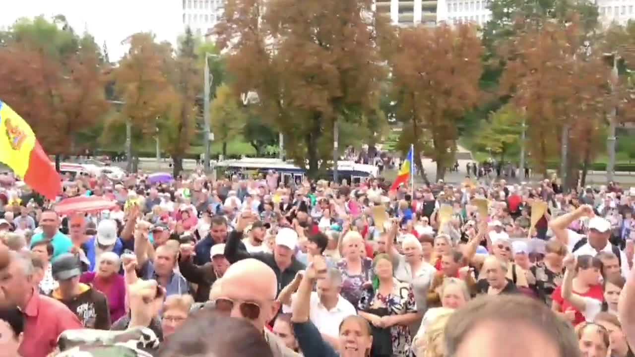 Moldova: protesters burn energy bills (Sept 9, 2022)