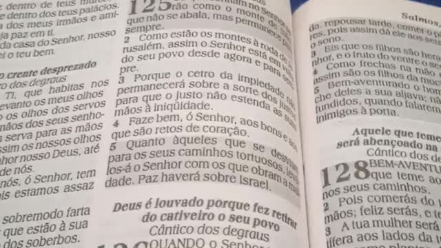 Os que confiam em Deus não se abalam.