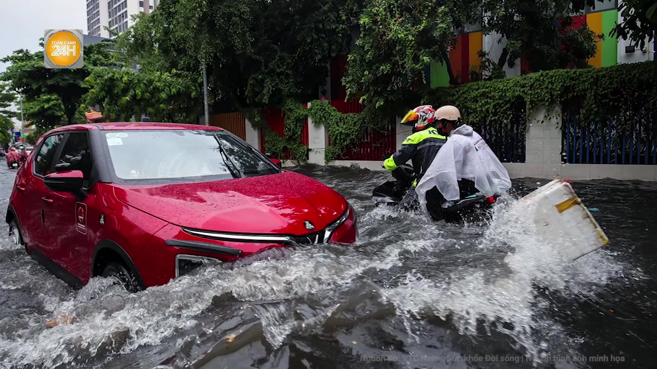 Nhiều tuyến phố ở Thái Nguyên ngập sâu, loạt ô tô chìm sâu trong biển nước.