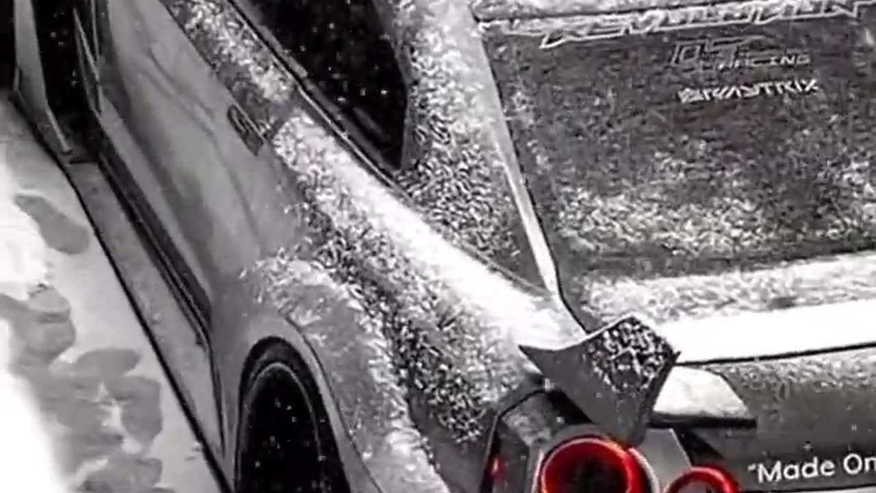 Nissan GTR drift in snow