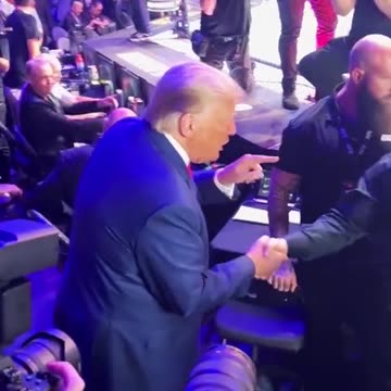 THEY ALL LOVE THE BOSS!!!😎