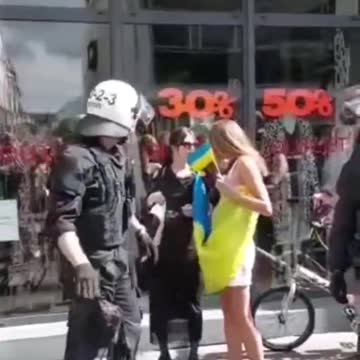 German police protect two Ukrainian refugees with a Nazi-era slogan