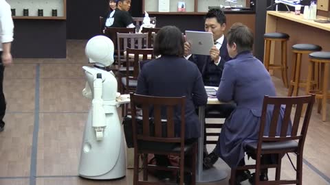 OriHime-D, un robot-mesero manejado a distancia por un discapacitado