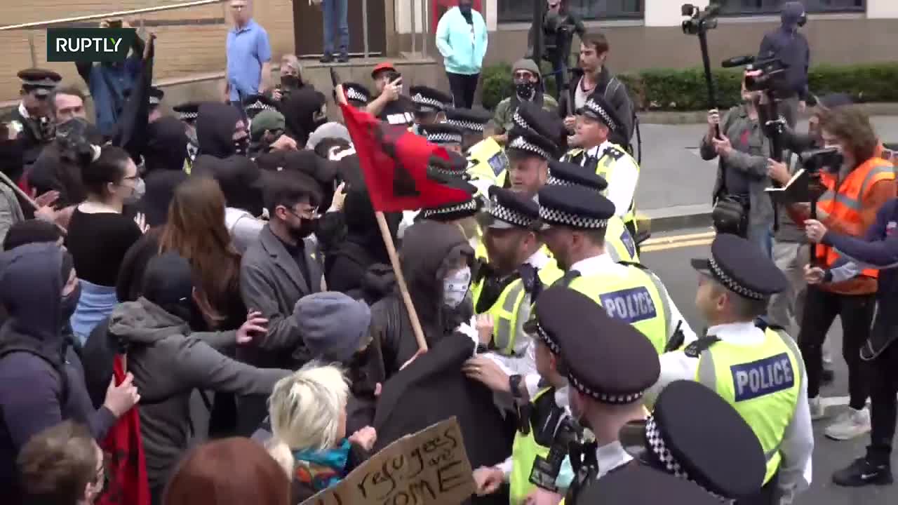 LIVE: London / UK - Anti-migration protesters face counter demonstration rally #irl 04.09.2021