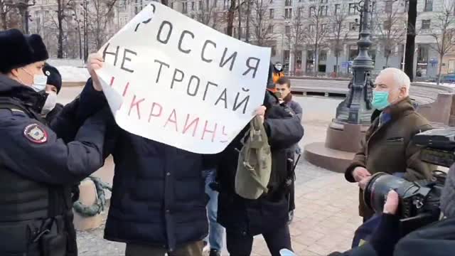 RUSSIA POLICE REMOVES ELDERLY PEACEFUL PROTESTOR