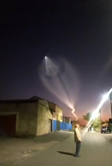 Similar Phenomenon was captured on camera last night all over the world & no one is talking about it