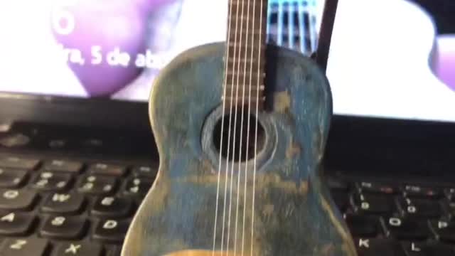 Mini violão