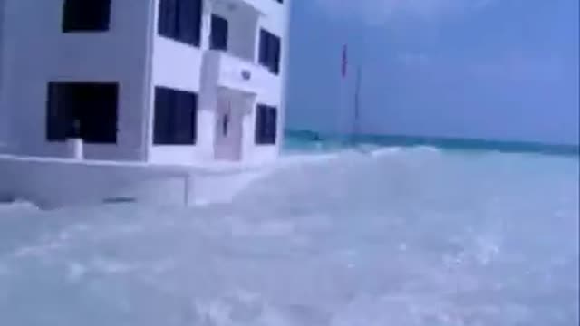 Tsunami hitting Maldives kandholhudhoo in 2004