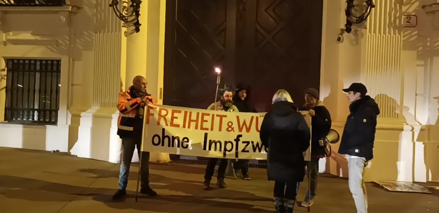 Wien / Österreich - Protest vor dem Bundeskanzleramt gegen Corona-Massnahmen - 06.11.2021