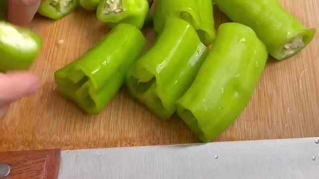 Cut green peppers into pieces