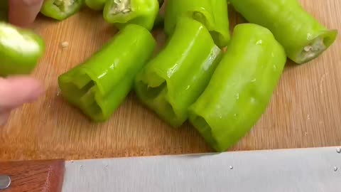 Cut green peppers into pieces