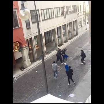 UDINE Centro storico -Megarissa tra clandestini in pieno giorno nei pressi di Via Vittorio Veneto