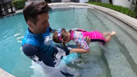 Little Kira learn to Swim like a Fish at 3 years old! 🐟☀️-10