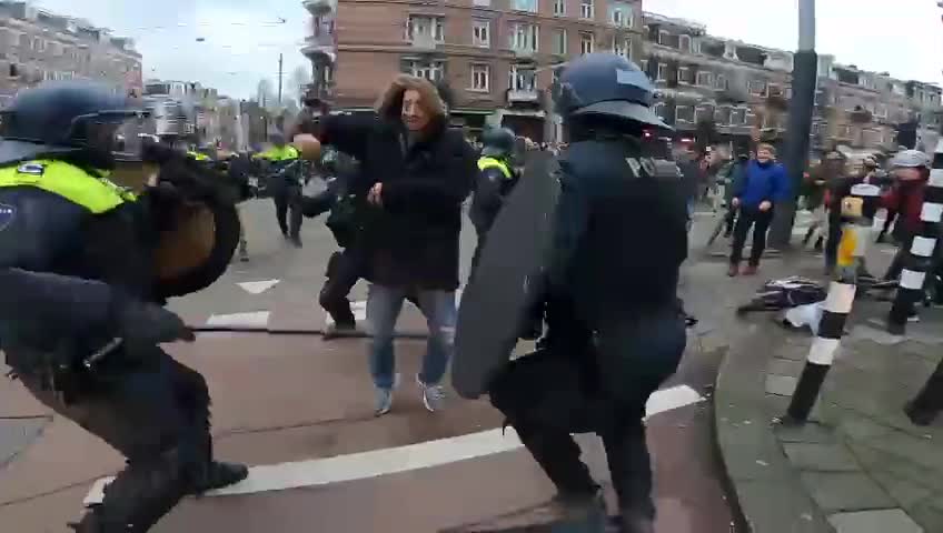 Politiet slår på demonstranter med knippel i Amsterdam