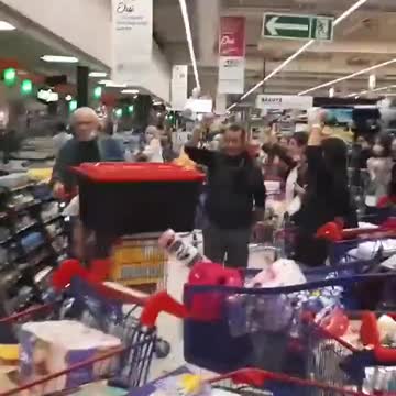 🔴[FRANCJA] Ludzie wchodzą do supermarketu, napełniają swoje wózki, wyrzucają je przy kasach!
