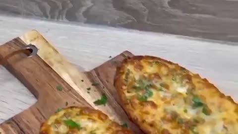 Tasty garlic bread 🤤🤤 Would you eat this??