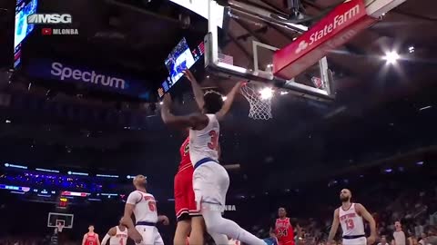 Alex Caruso behind the back pass for a Vucevic dunk over Julius Randle 👌