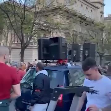 Кадры из Белграда, где сейчас проходят пророссийские митинги.