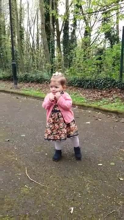 Beba de un año toca adorablemente la armónica