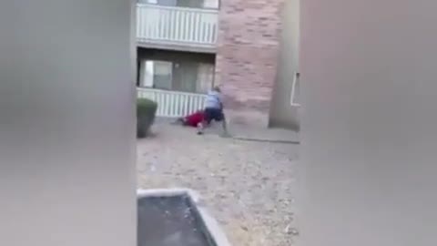 Jogador de futebol salva criança atirada de janela de casa em chamas