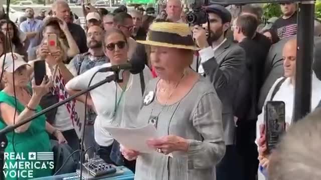 Una sopravvissuta all'olocausto contro la discriminazione dei non vaccinati