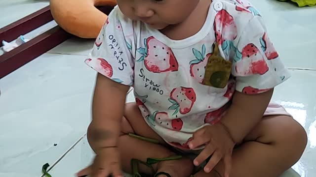 Baby learns to eat green vegetables