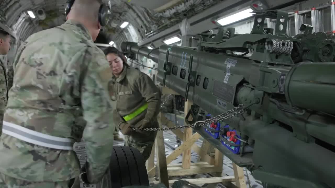 THE US DEPARTMENT OF DEFENSE HAS LOADED M777 HOWITZERS ONTO AN AMERICAN C-17 MILITARY TRANSPORT AIRCRAFT FOR SHIPMENT TO UKRAINE