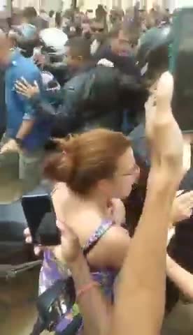 BOLSOMITO RECEBE RECEPÇÃO CALOROSA DOS ELEITORES.