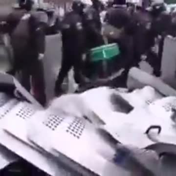 "EUROPA" POLICÍAS SE NIEGAN A MALTRATAR AL PUEBLO