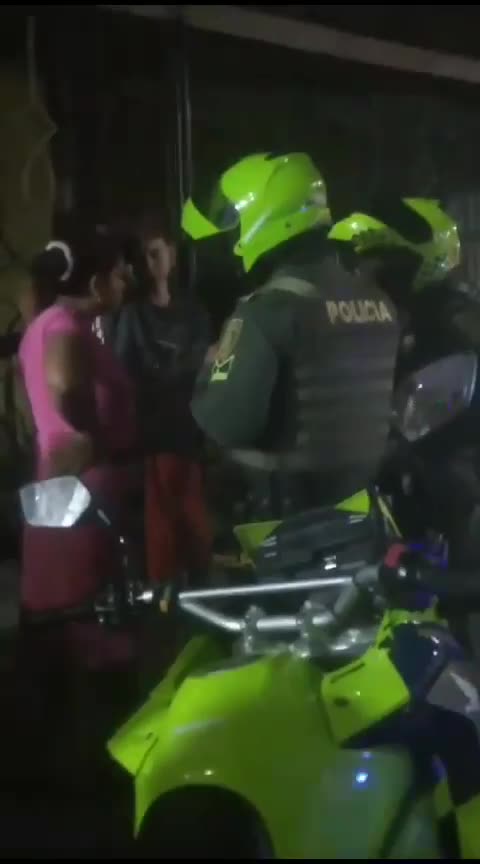 madre reprende con golpes a hijos que presuntamente hurtaban local comercial