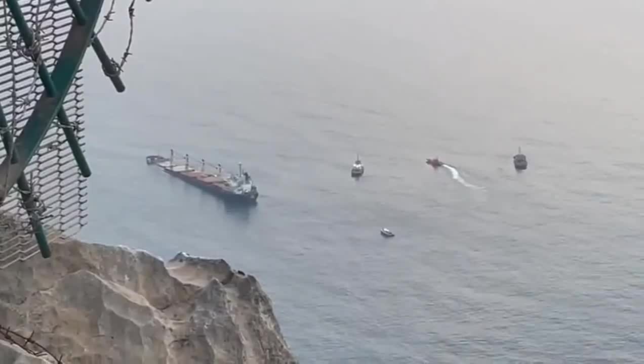 Gibraltar, an oil tanker sinks after colliding with another ship