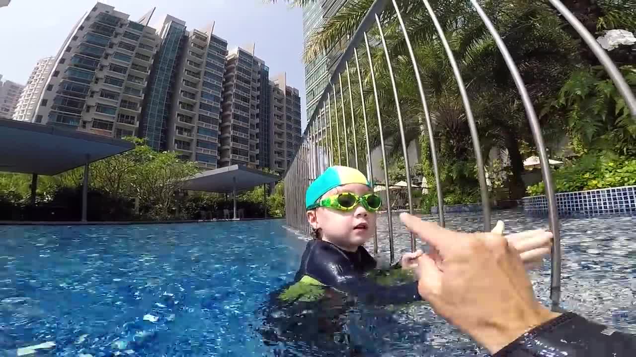 Beautiful! Little girl can Swim relaxed without any stress ( )