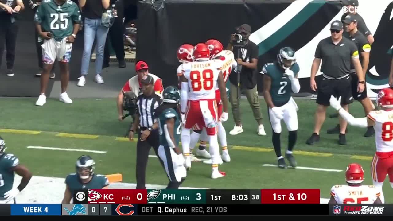 Tyreek Hill is literally running circles around the Eagles