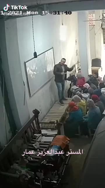 A teacher falls from the top of the sofa And he explains to the students