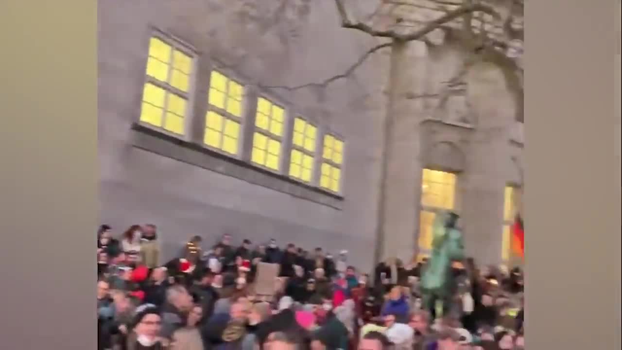 ΠΡΙΝ ΛΙΓΟ Ο ΚΟΣΜΟΣ ΒΓΗΚΕ ΣΤΟΥΣ ΔΡΟΜΟΥΣ! ΧΑΜΟΣ