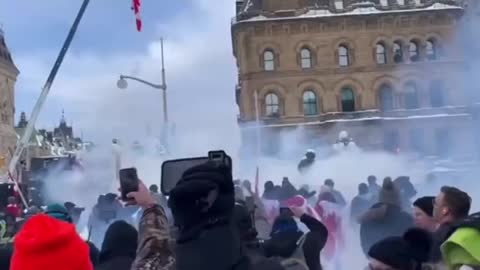 Ottawa freedom convoy police using tear gas