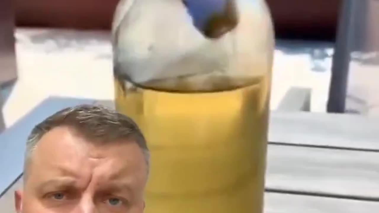 软木塞掉进酒瓶里了怎么取出来？试试这个方法吧。你学到了么？