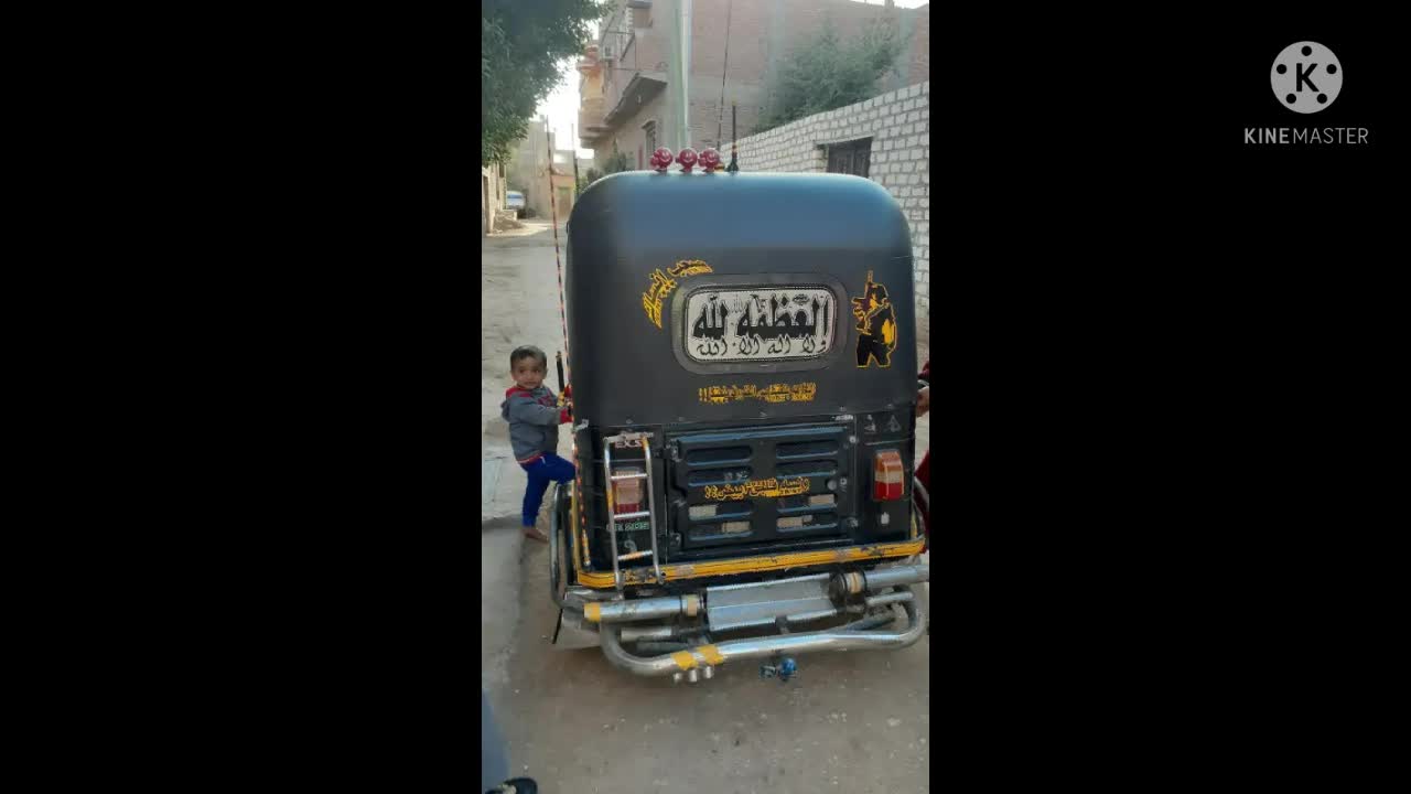 توك توك مشدودة