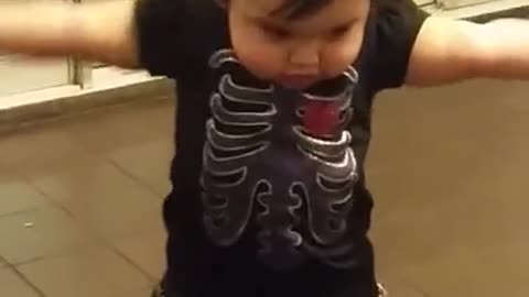 1-year-old dancing to 'All About That Bass'