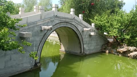 There are two dragon heads on the bridge