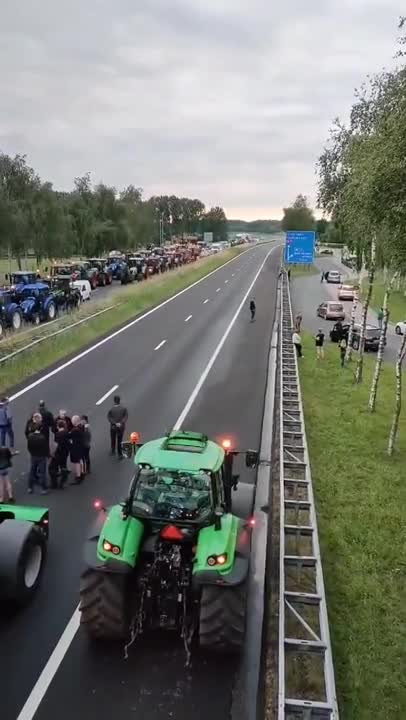 Netherlands_ Farmers completely blocked the Netherlands-German border