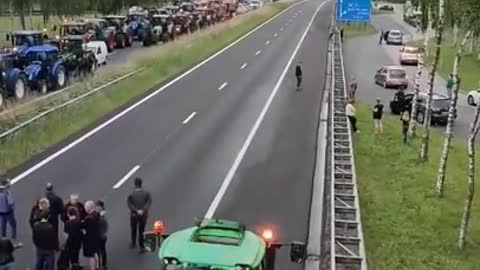 Netherlands_ Farmers completely blocked the Netherlands-German border