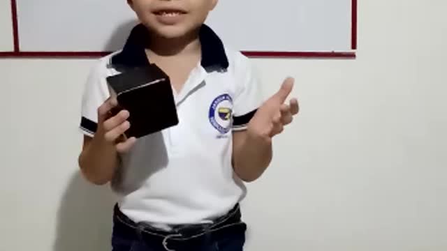 🥰🤭 Gracioso Niño exponiendo sobre figuras geométricas 😂🥰🤭