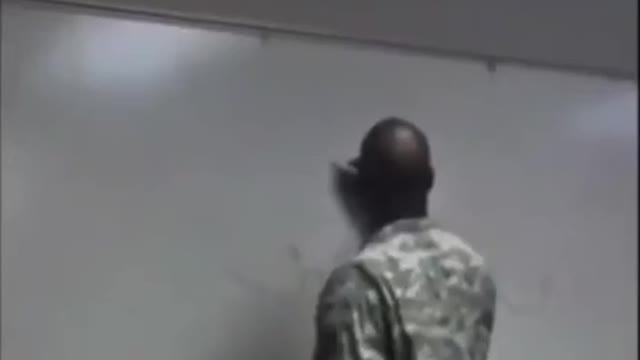 美軍特種部隊，站戰前研擬會議！看看他們畫的圖，猜猜他們要對付什麼樣的敵人？？