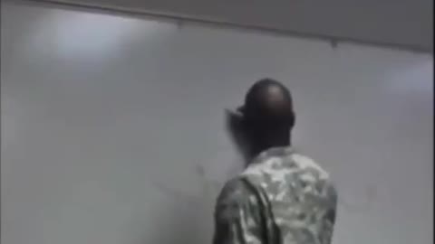 美軍特種部隊，站戰前研擬會議！看看他們畫的圖，猜猜他們要對付什麼樣的敵人？？