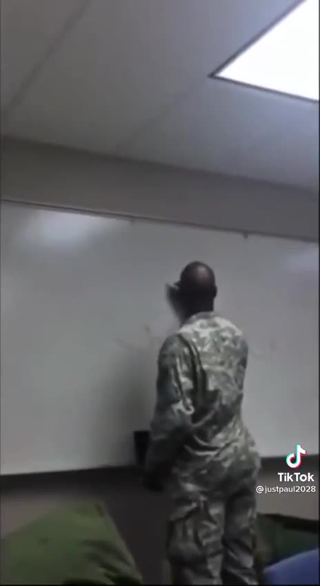 美軍特種部隊，站戰前研擬會議！看看他們畫的圖，猜猜他們要對付什麼樣的敵人？？